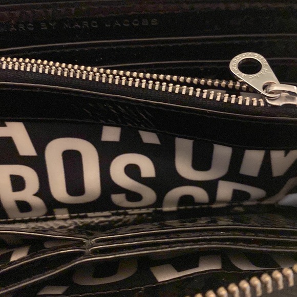 Marc by Marc Jacobs patent leather zip around wallet - Picture 3 of 4